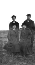 Hartvik Dekkerhus, Olaf Tjærvik, Laura og Hildy Riise