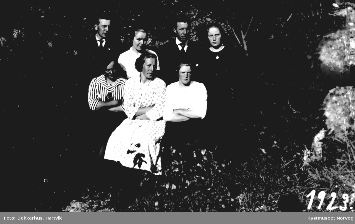 Bak fra venstre: Aksel Ofstad, Kristiana Ofstad Kiil, Hartvik Dekkerhus, Valborg Ofstad. Foran fra venstre: Ragnhild Sivertsen, Agnes Dekkerhus og Kristine Evenstad.