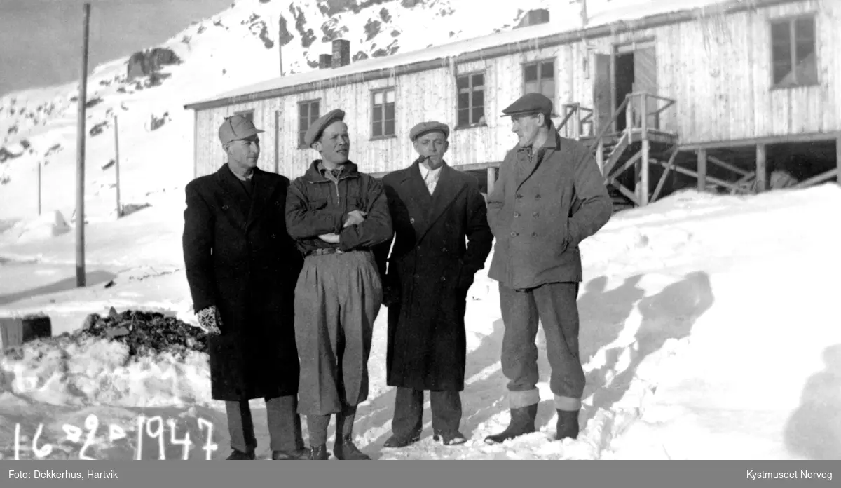 Fra venstre: Aksel Bjørgan, Odin Moe, Johan Ofstad og Finnvald Ofstad på brakkesnekring i Hammerfest
