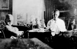 Anna Sandnes med datteren Åsta i finstua til Håkon Sandnes