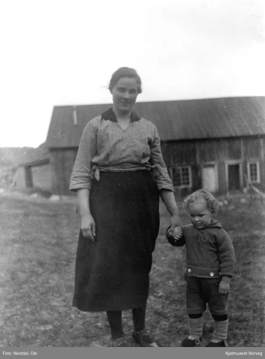 Helga Skotnes med sønnen Olav Magne?