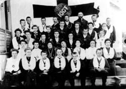 Bakerste rekke fra venstre: ukjent, ukjent, Edvard Johansen,