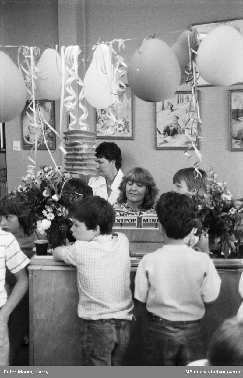 Skolavslutning på Hällesåkersskolan i Lindome, år 1984.

För mer information om bilden se under tilläggsinformation.