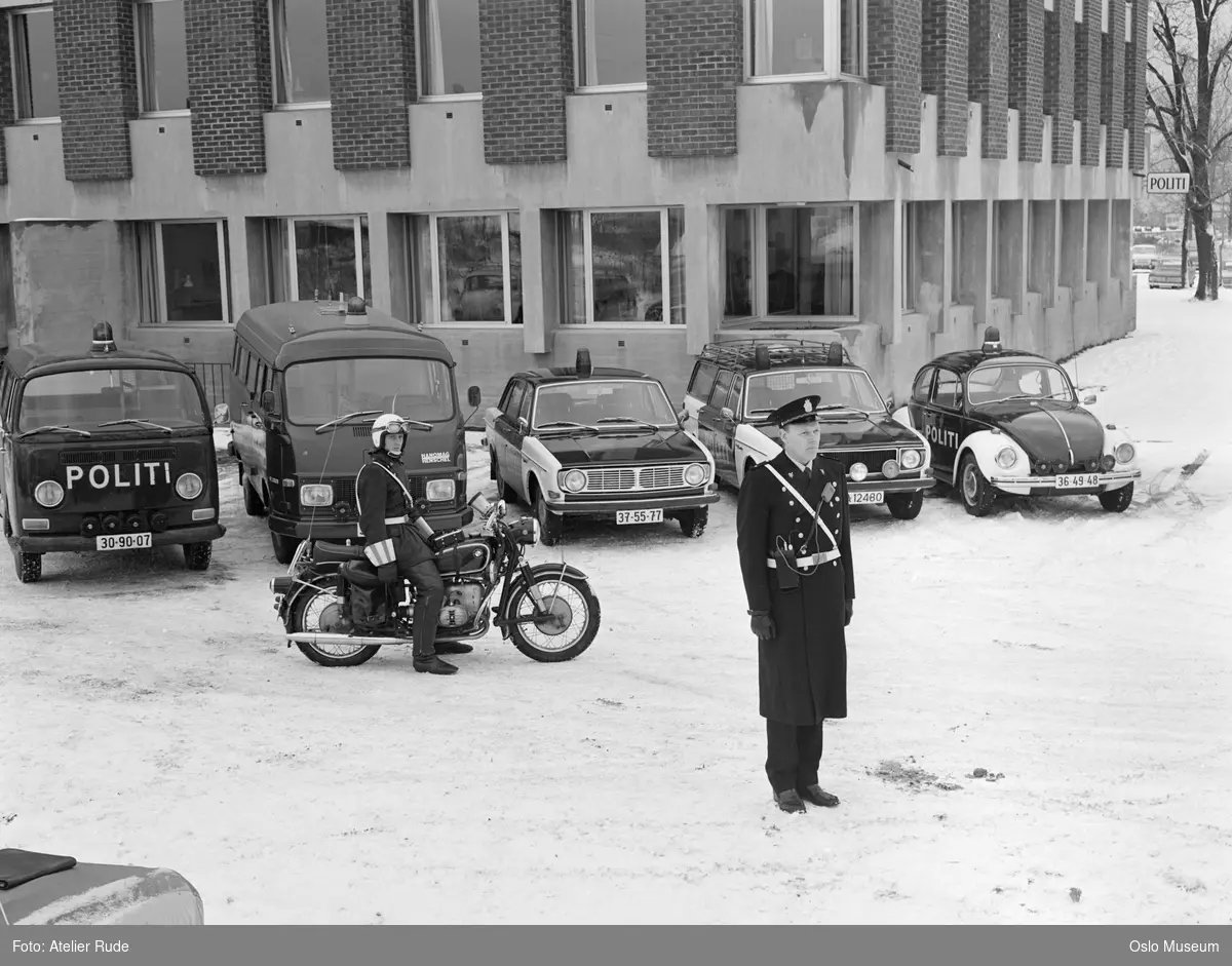 Ved Manglerud politistasjon. - Oslo Museum / DigitaltMuseum