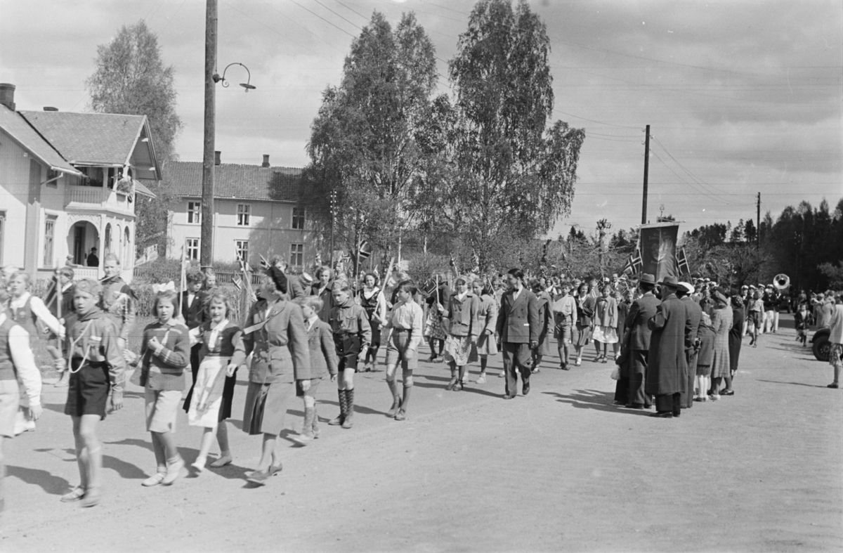 17. mai. Elverum. 
 1950. 
 Folketog, Trysilvegen. 