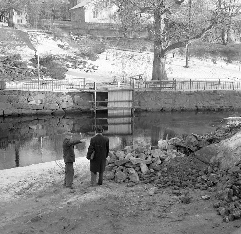 Enligt notering: "Gångbro i hasselbacken med Linderot 18/1 1961".