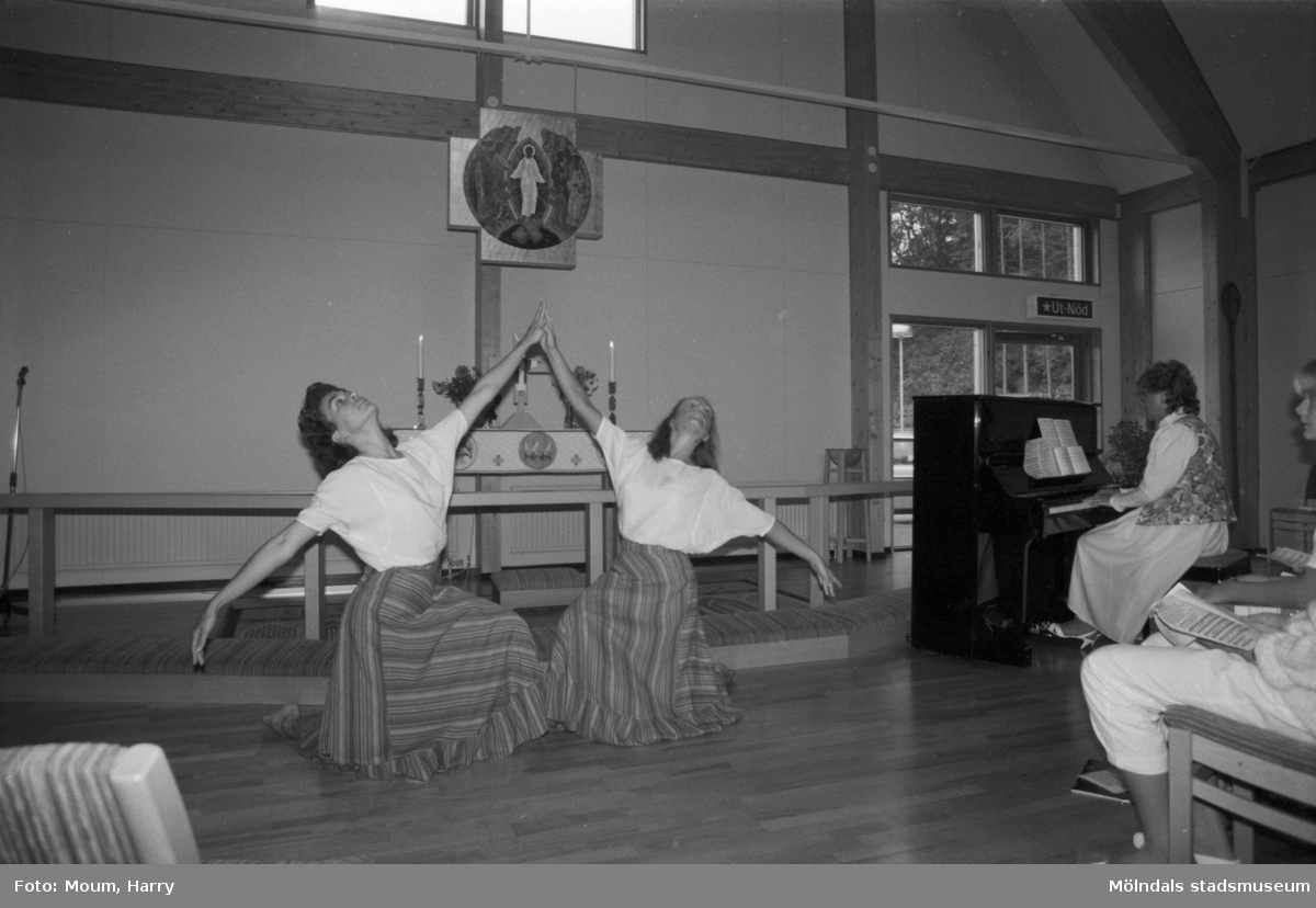 Lovsångsgudstjänst med dans i Apelgårdens kyrka i Kållered, år 1984. "Alison Charles och Margot Evans medverkade vid lovsångsgudstjänsten."

För mer information om bilden se under tilläggsinformation.