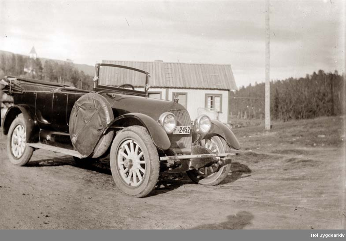 Veteranbil, køyretøy, kabriolet: Bilen er en Daniels 8 fra 1916/17. Bilen har en 33.8 h.p. Herchell-Spillman V-8. Reg.nr: F-2452. Eier av Daniels drosje var Halvor Håkonset fra Hovet i Hol.