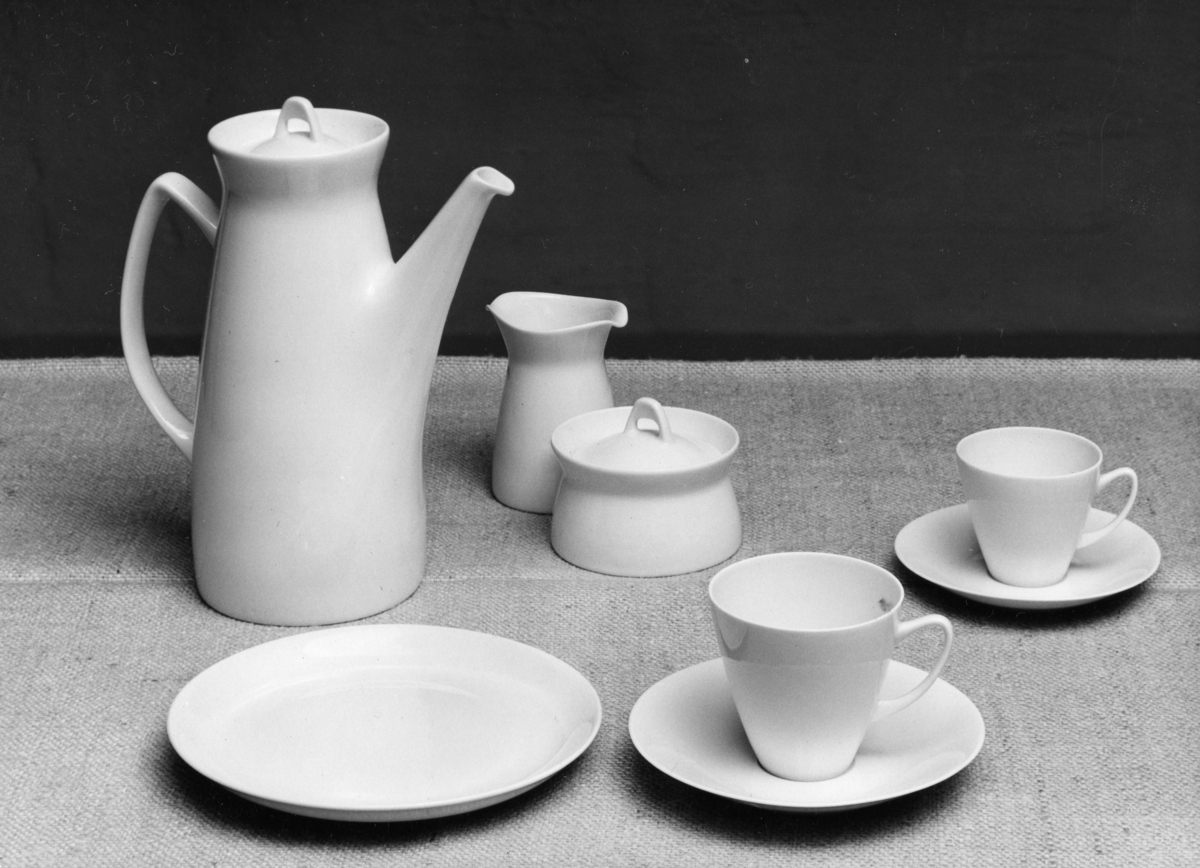 Produktfoto av kaffe/te-servise, kopp m/skål, kanner
Denne modellen heter Jubileum, den ble produsert fra 1959 og fremover, og den er designet av Eystein Sandnes.