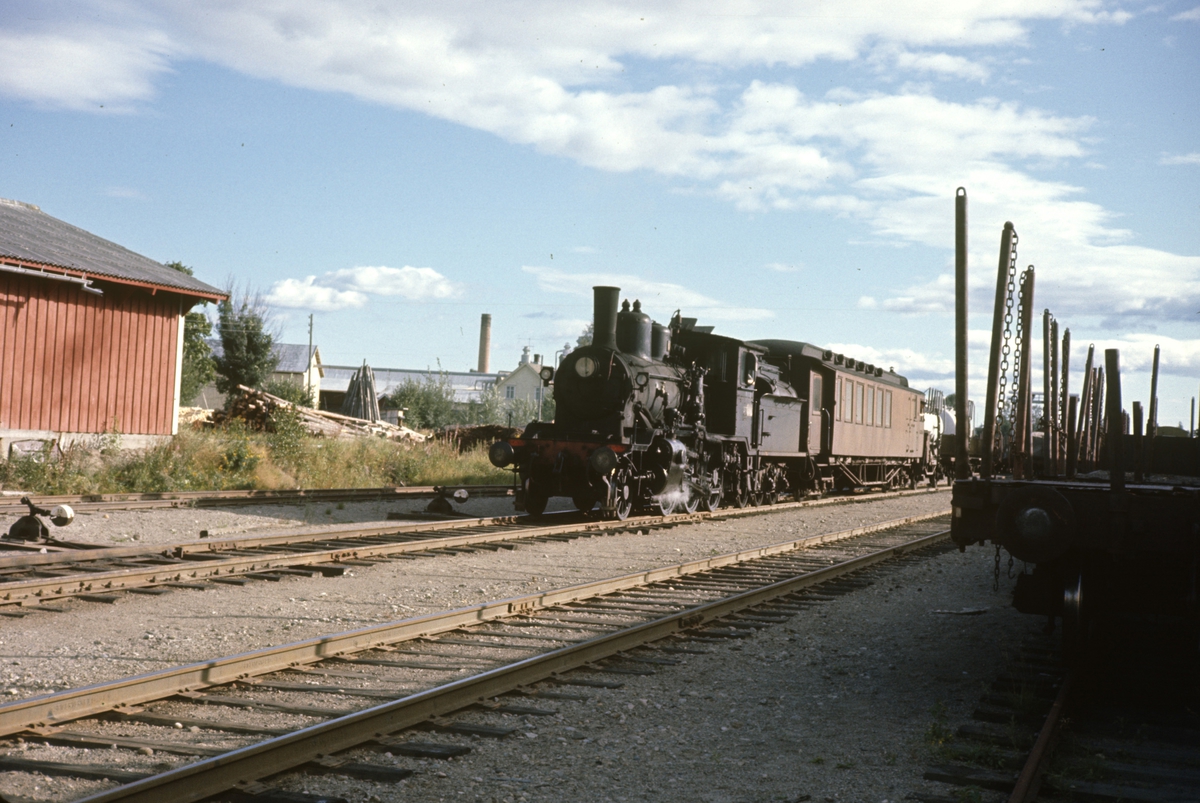 Skifting med godstog på Kirkenær stasjon på Solørbanen, trukket av damplok 21c nr. 377. En kombinert konduktør- og passasjervogn medfølger toget.
