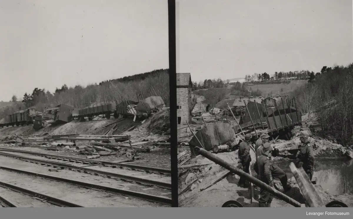 Dombås jernbanestasjon etter bombingen, østerriske alpejegere på kanten av et krater.