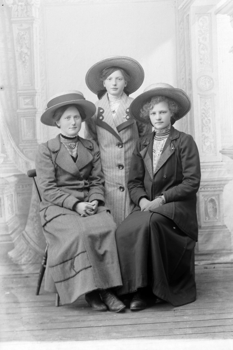 Studioportrett av tre kvinner.