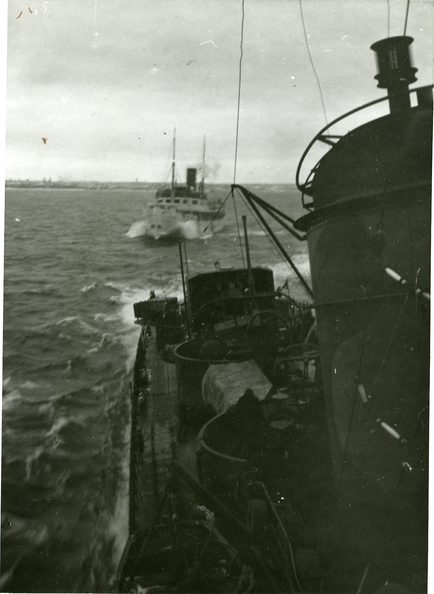 Jagaren Mjölner eskorterar en Gotlandsbåt.