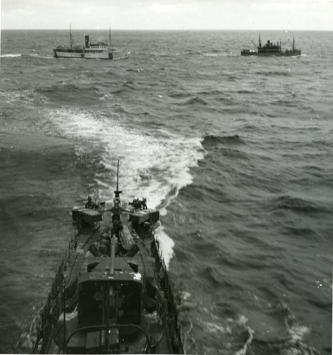 Jagaren Mjölner eskorterar två
Gotlandsfartyg.