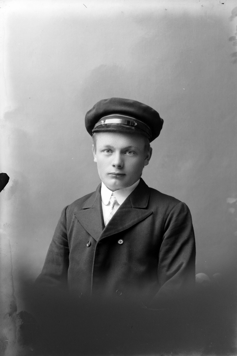 Studioportrett av en ung mann i halvfigur, muligens Jakob Andreassen.