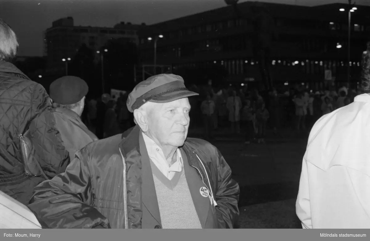 Protestmarsch vid Götaplatsen i Göteborg den 4 oktober 1984. "Paul Andersson, 81 år, på Götaplatsen."

För mer information om bilden se under tilläggsinformation.