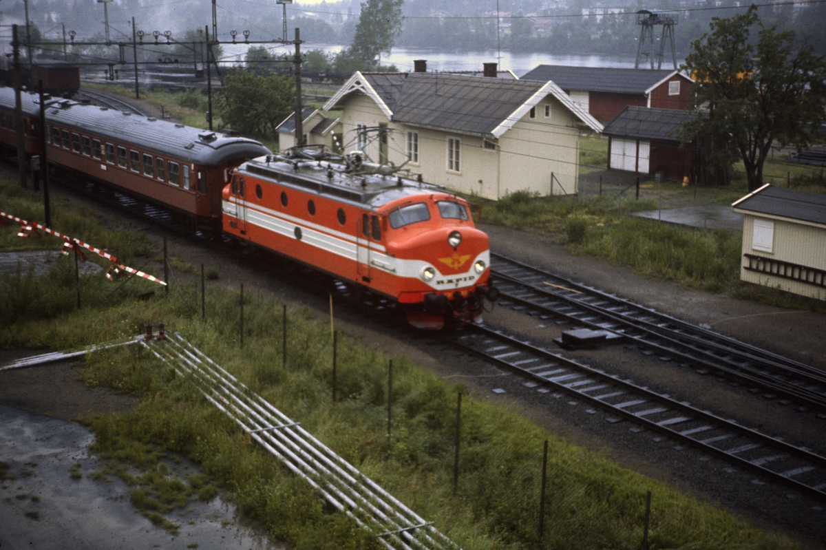 Ekspresstog fra Oslo Ø til Stockholm kjører ut fra Kongsvinger stasjon. Toget trekkes av svensk elektrisk lok type Ra.