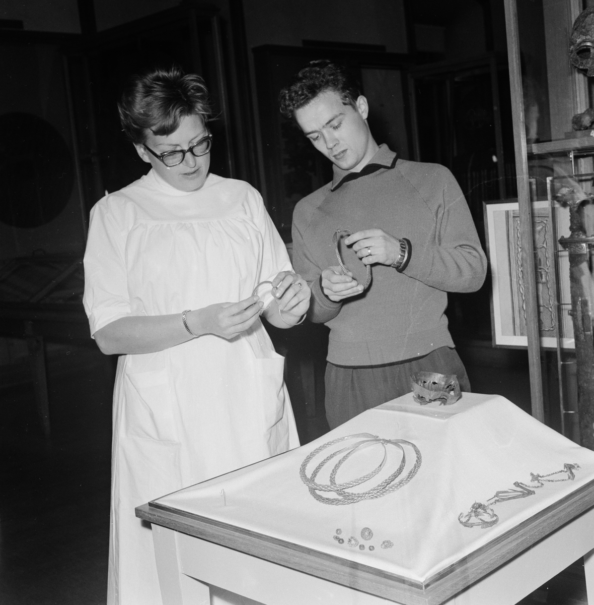 Arkeologiska utgrävningar - Ulla Silvén och Hans-Åke Nordström ser på silverskatten från Hållnäs, sannolikt Uppsala 1958