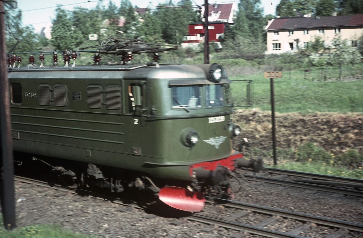 Tog på Drammenbanen med elektrisk lokomotiv El 13.2139.