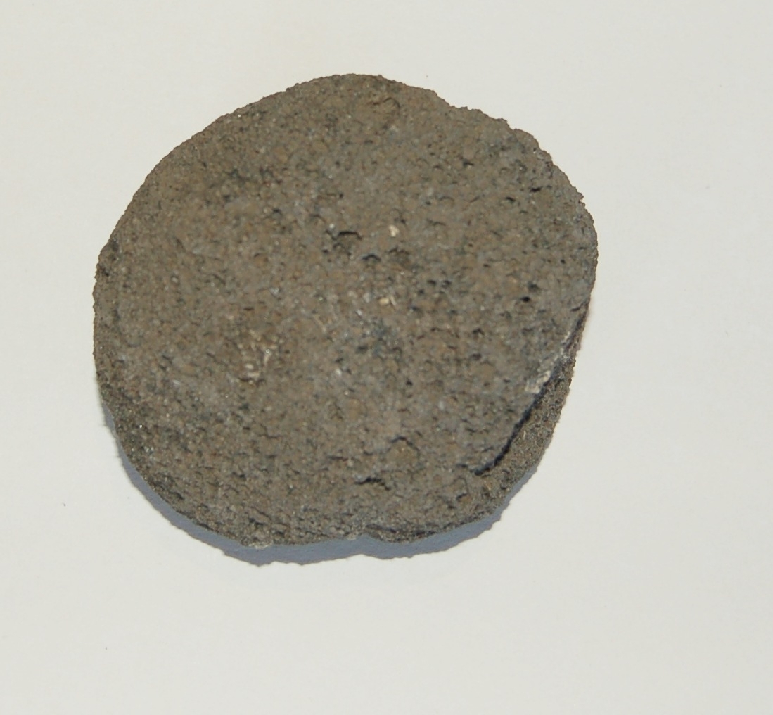 Rund, ballformet porøs stein (flytestein).