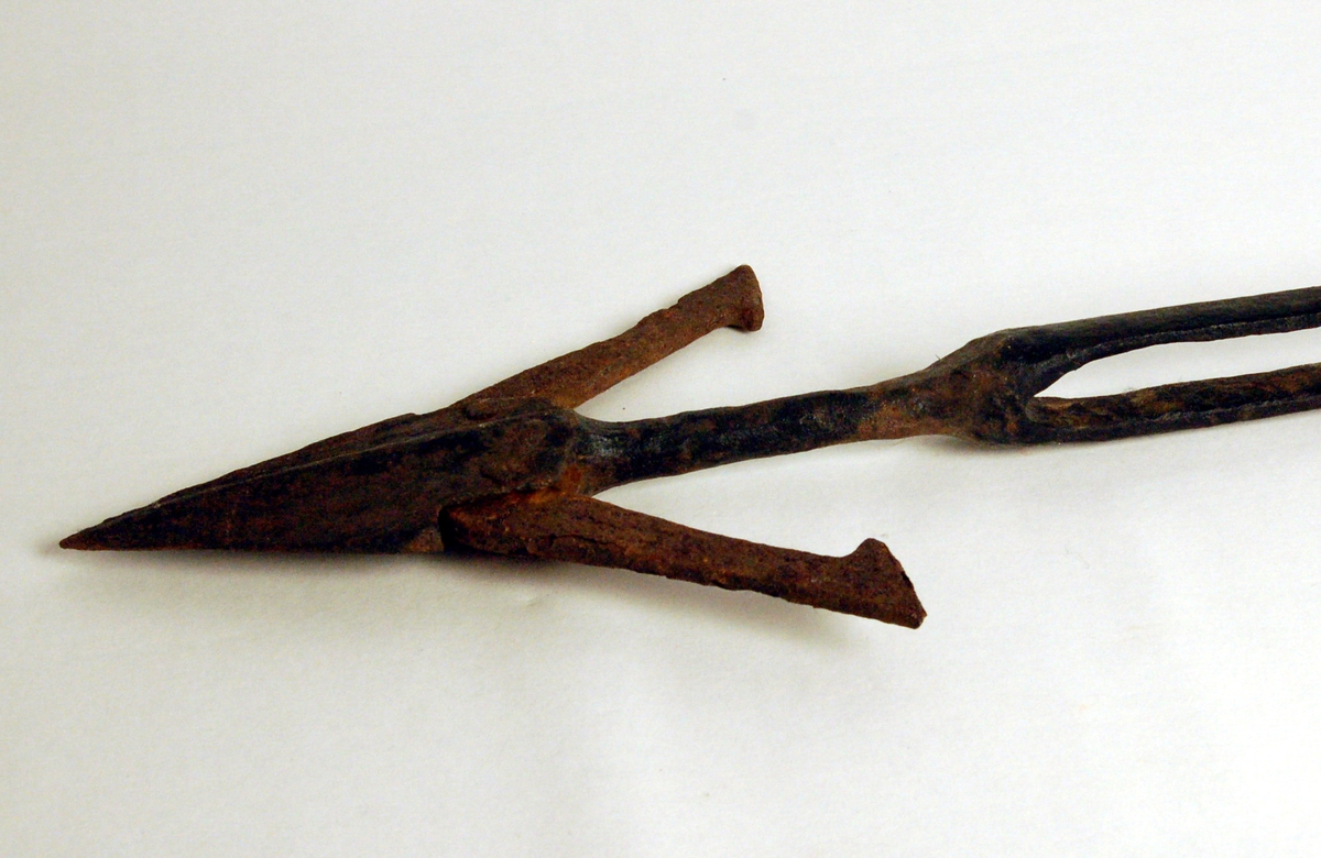 Form: Pilformet med lause mothaker på spissen

