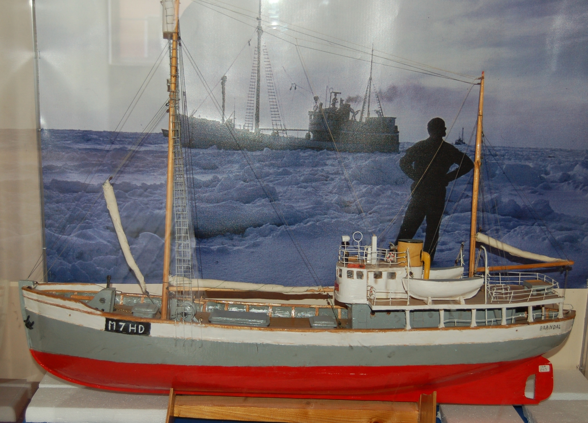 Modellen er en kopi av "Brandal" som var bygd i tre med isklasse for ferdsel i arktiske områder. Skuten hadde utkikstønne i formasten, så skipperen lettere kunne dirigere skuten gjennom isen derfra.