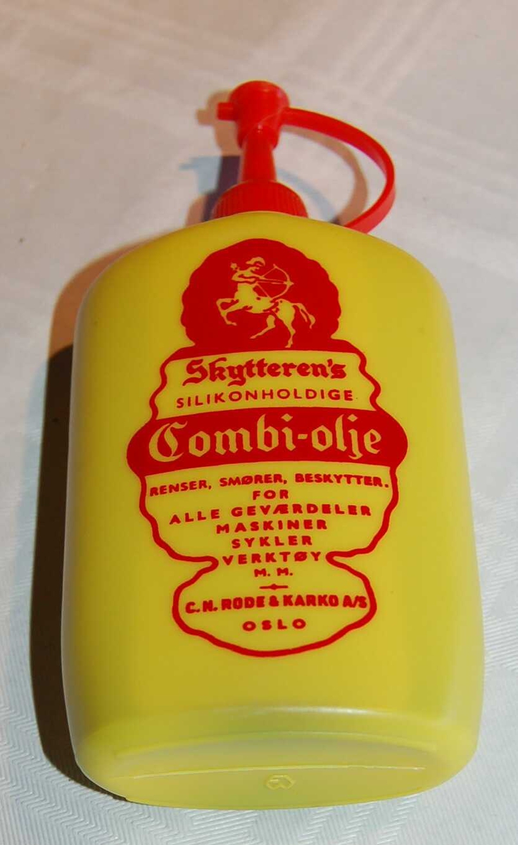 Plastflaske med våpenolje for bruk i eit Kongsberg Redningsgevær M.52.