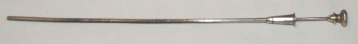 Instrumentet består av to deler, og er et langt tynt spist rør med ei løs innvendig nål til blærestikk ved stanset urinlating. Striktur.