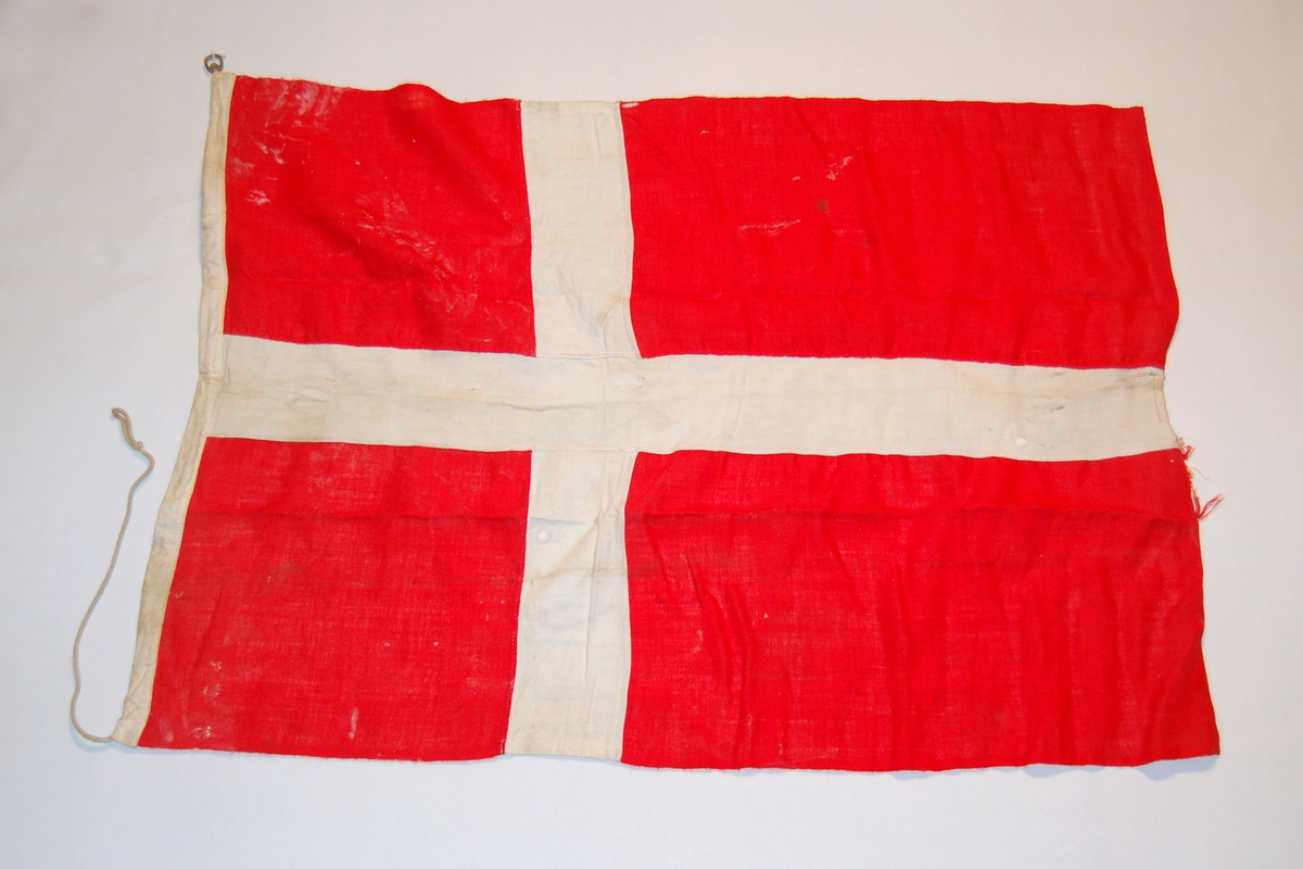 Dansk nasjonalflagg. Kvitt kors på rød bunn.