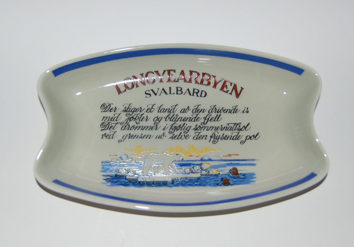 Utsmykka souvenirfat i glassert porselen.
Motiv: Isbjørn på isflak.
Tekst: Longyearbyen - Svalbard.