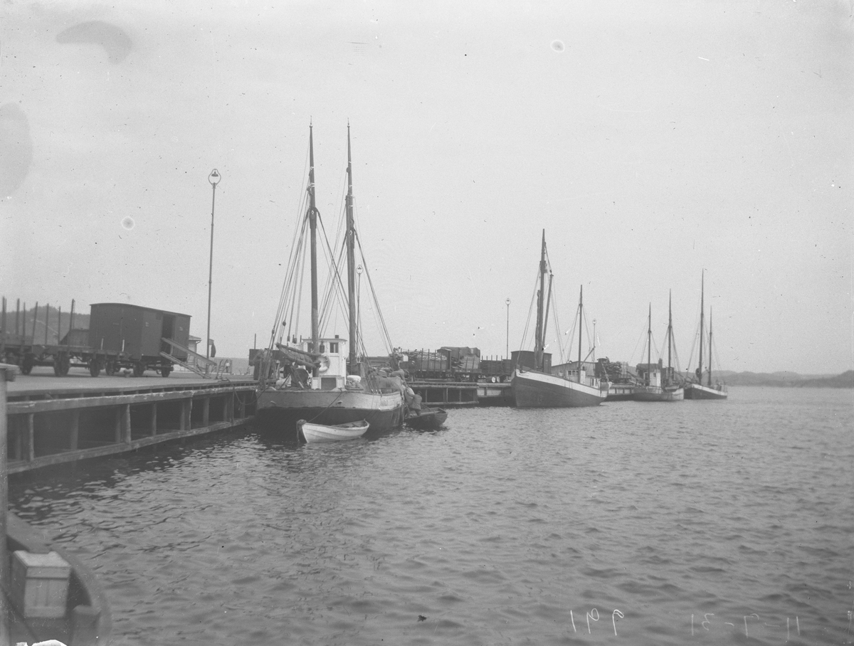 Lasting fra jernbane til båt, kaia i Kragerø 11 Juli 1931