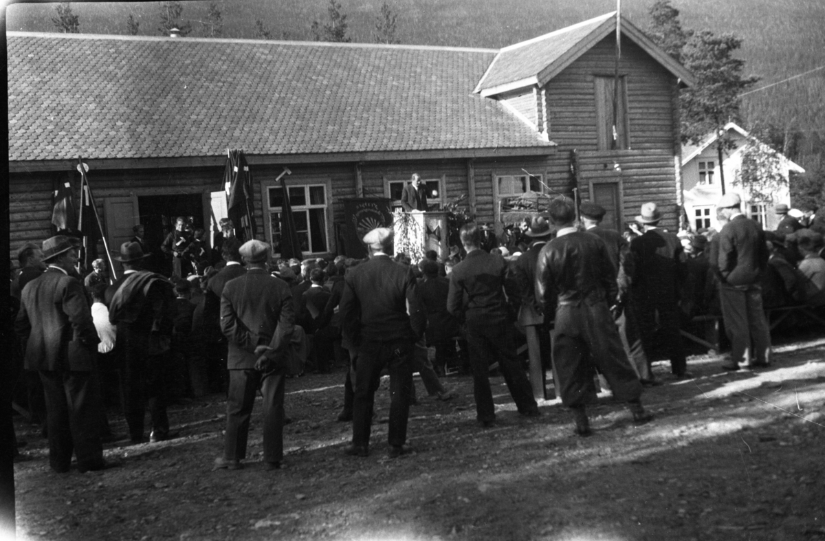 1 mai feiring  i Gol Arbeiderparti i 1930 åra ved Folkets Hus.