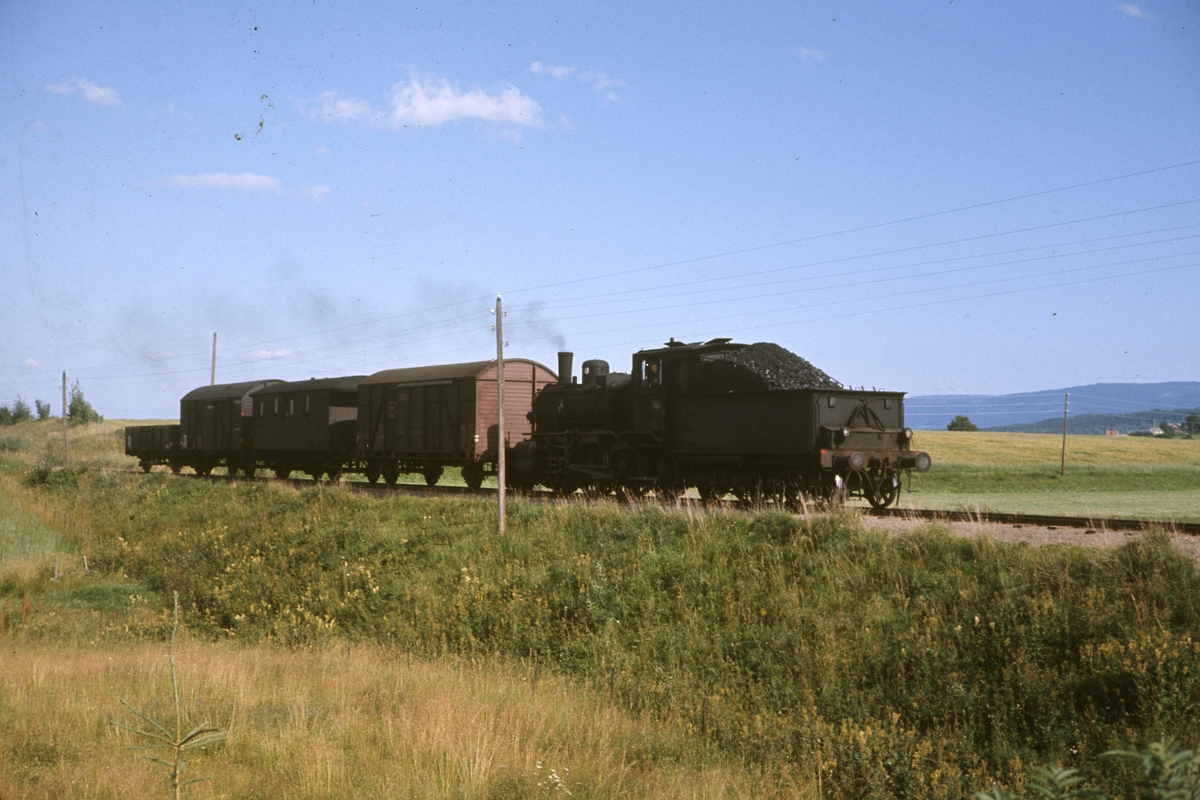 Damplokomotiv type 27a nr. 296 med godstog fra Skreia til Reinsvoll på Skreiabanen