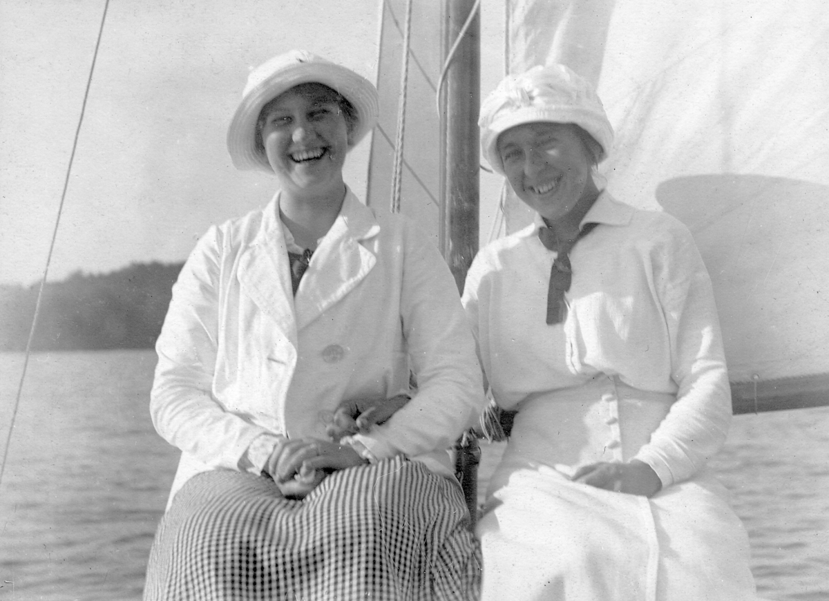 "Ellen och Märta 1915"

Ellen Steinwall till vänster och Märta Anderson, syster till Bertil, till höger.
