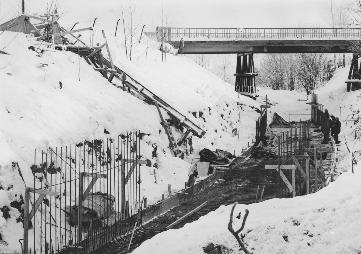 Støping av Tønsberg tunnel (kulvert) pågår. Den ganle riksvegbroen ble senere revet.