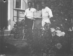 To menn og en kvinne i hagen hos Lyng Olsen. Kragerø