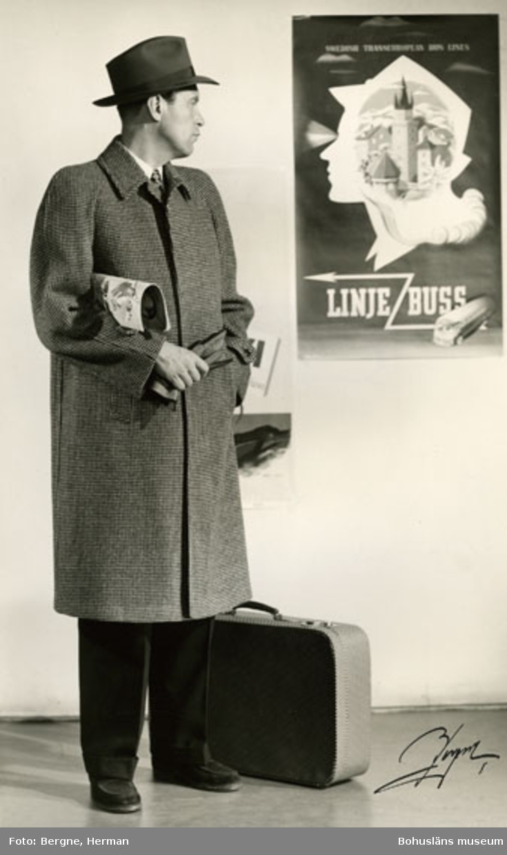 Mannekäng klädd i en smårutig överrock med dold knäppning, svarta byxor och hatt. Schwartzman & Nordström (Tiger) hade visning i Stockholm för sina kunder år 1968