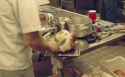 Maten tilberedes på kjøkkenet på QP (boligplattformen).