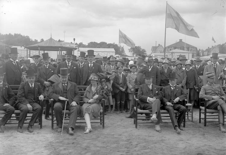 Uddevalla stads ledande män tillsammans med landshövding Oskar von Sydow (mannen med käpp) på Uddevallautställningen 1928