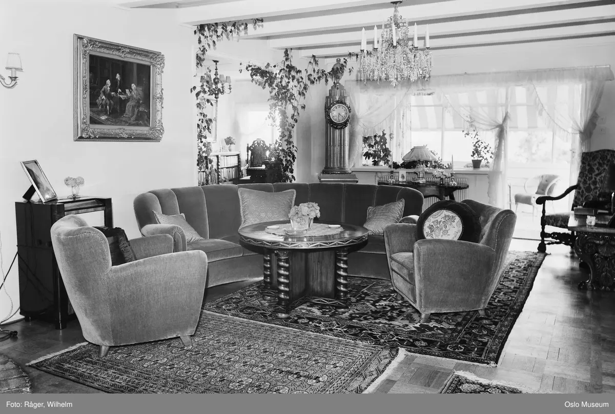 Villa, interiør, stue, salong, orientalske tepper, ur, lysekrone ...