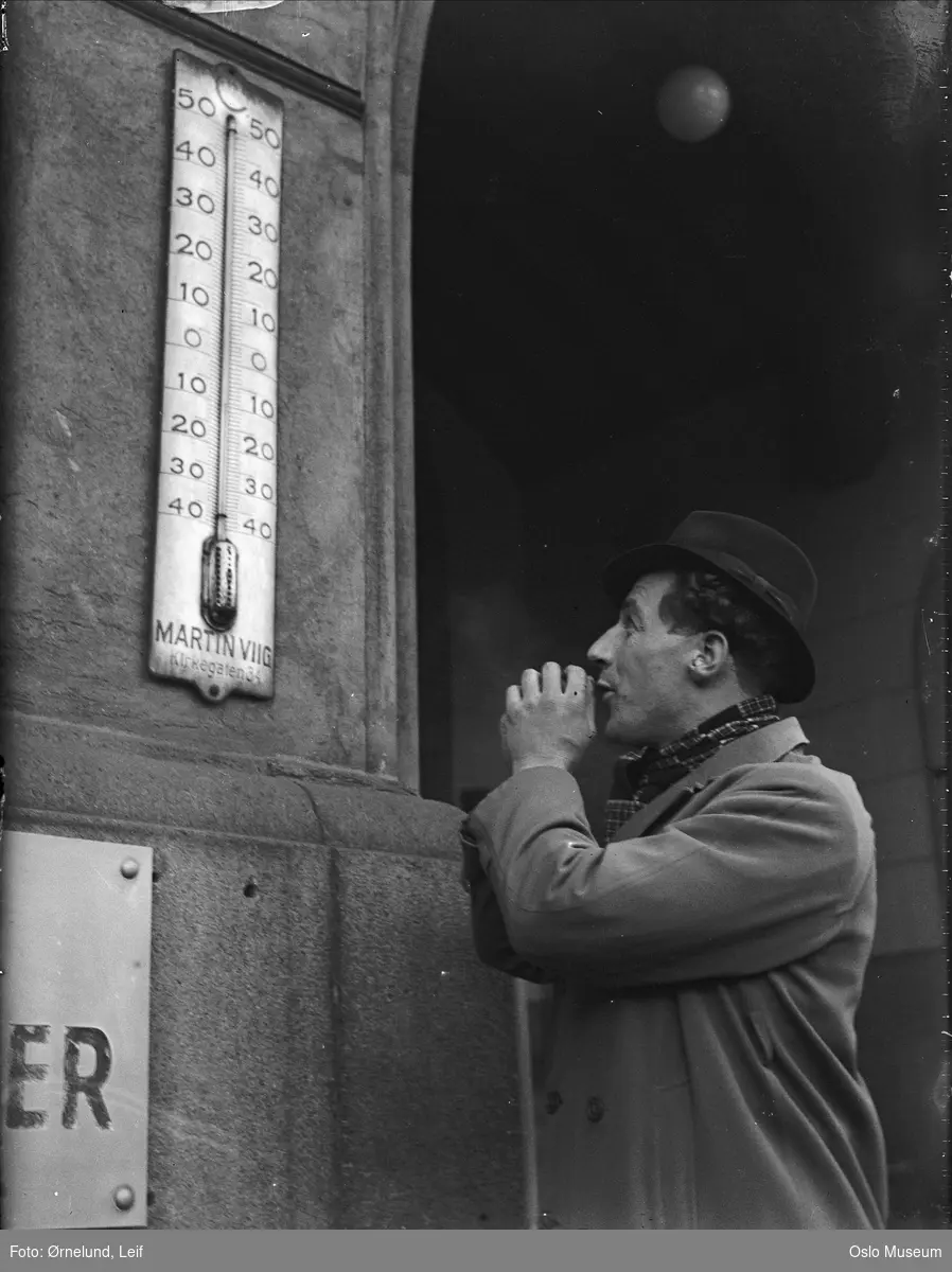 mann, termometer, kulde i november