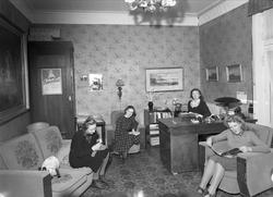 Unge pikers fritidshjem, interiør, stue, jenter, lesning, hå