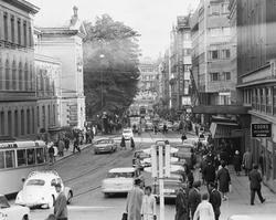 gateløp, biler, trikker, mennesker, gateliv, Nationaltheatre