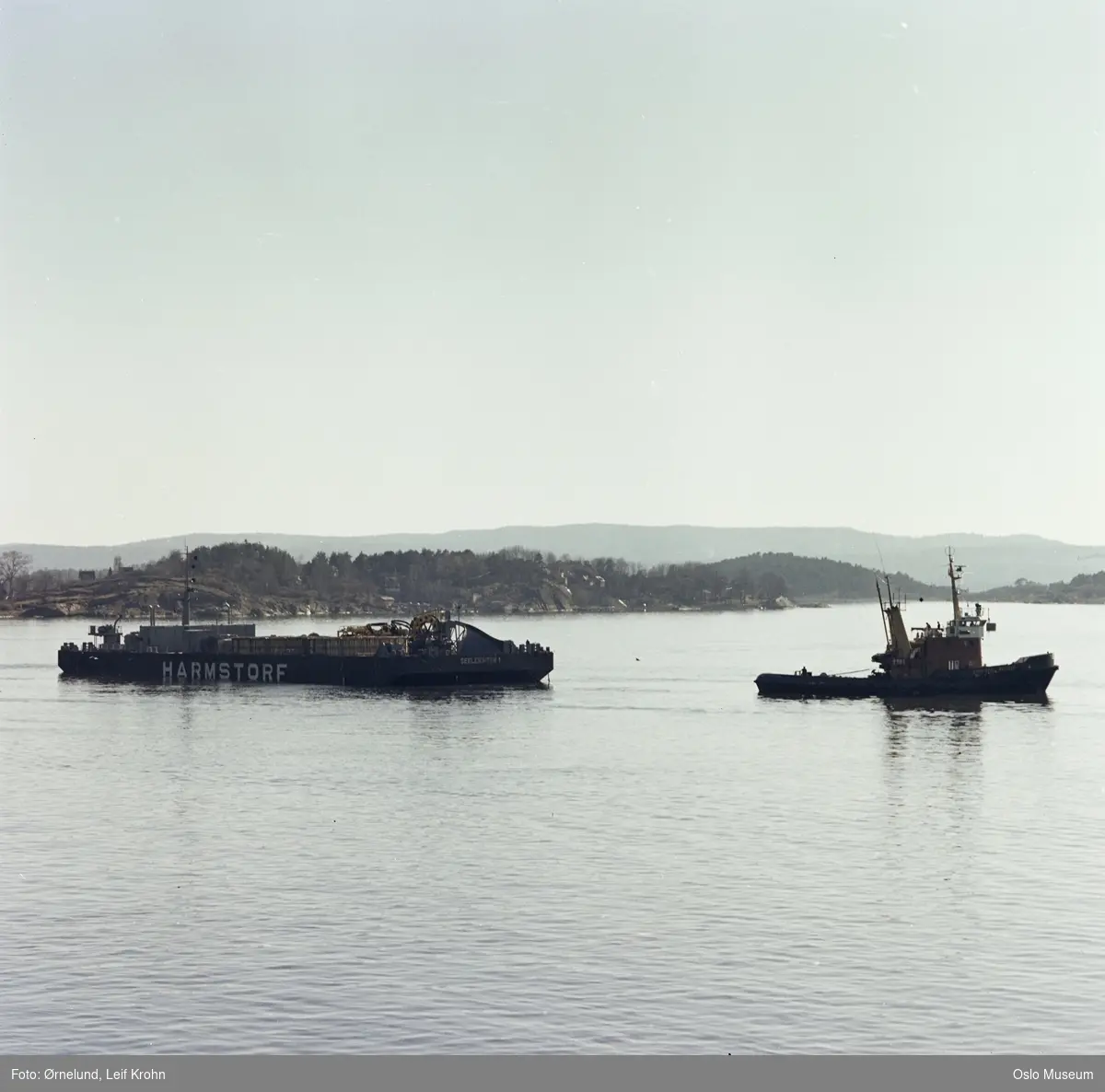 fjord, kabelleggingsfartøy Harmstorf, slepebåt Charlotte Wessels