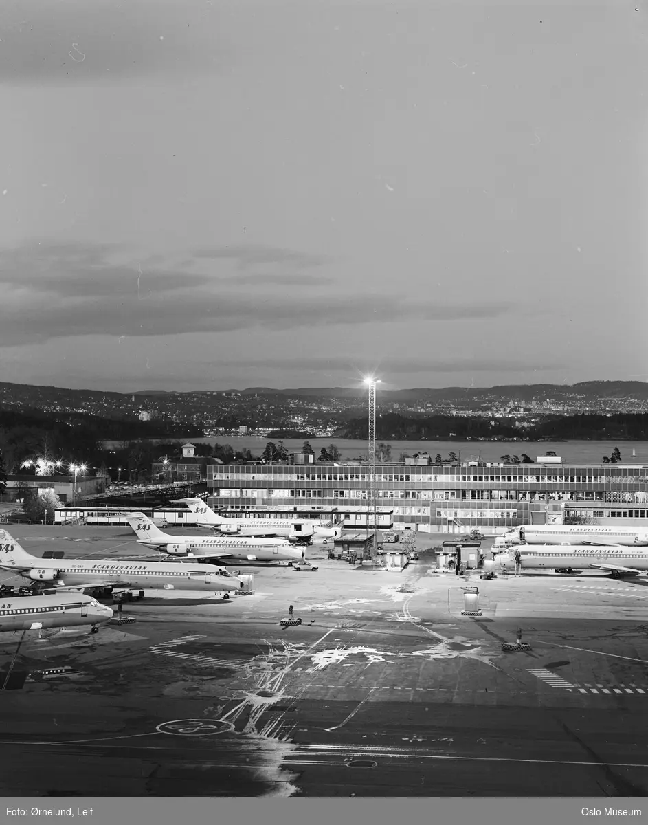Oslo lufthavn Fornebu, SAS-fly, terminalbygning, lysmast
