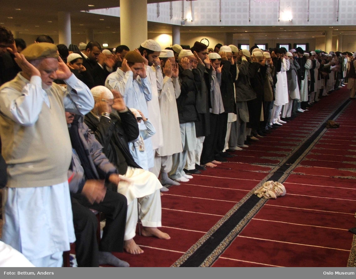 Islam, moske Central Jamaat-e Ahl-e Sunnat Norway, Id al-adhan fering, store id, interiør, menn, bønn, bønnelue, tepper, qibla.