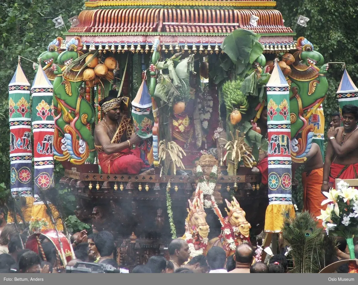 Hinduisme, Sivasubramanyar Alyam, tempel, Tiruvela, kjerrefest, mann, kvinne, barn, kjerrer, askese, musikk, instrumenter, påfulgfjær, frukt, blomster, ild