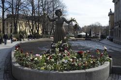Fotodokumentasjon av Wenche Foss statue iforb med hennes bor