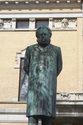 Stephan Sindings skulptur av Henrik Ibsen.