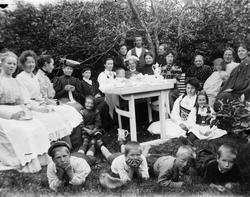 hage, kaffebord, kvinner, menn, barn